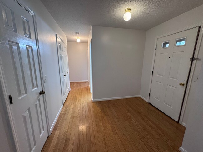 Building Photo - 1709 Oak Hill Dr S
