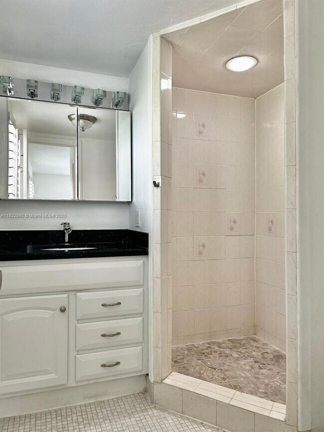 Building Photo - 630 Tennis Club Dr