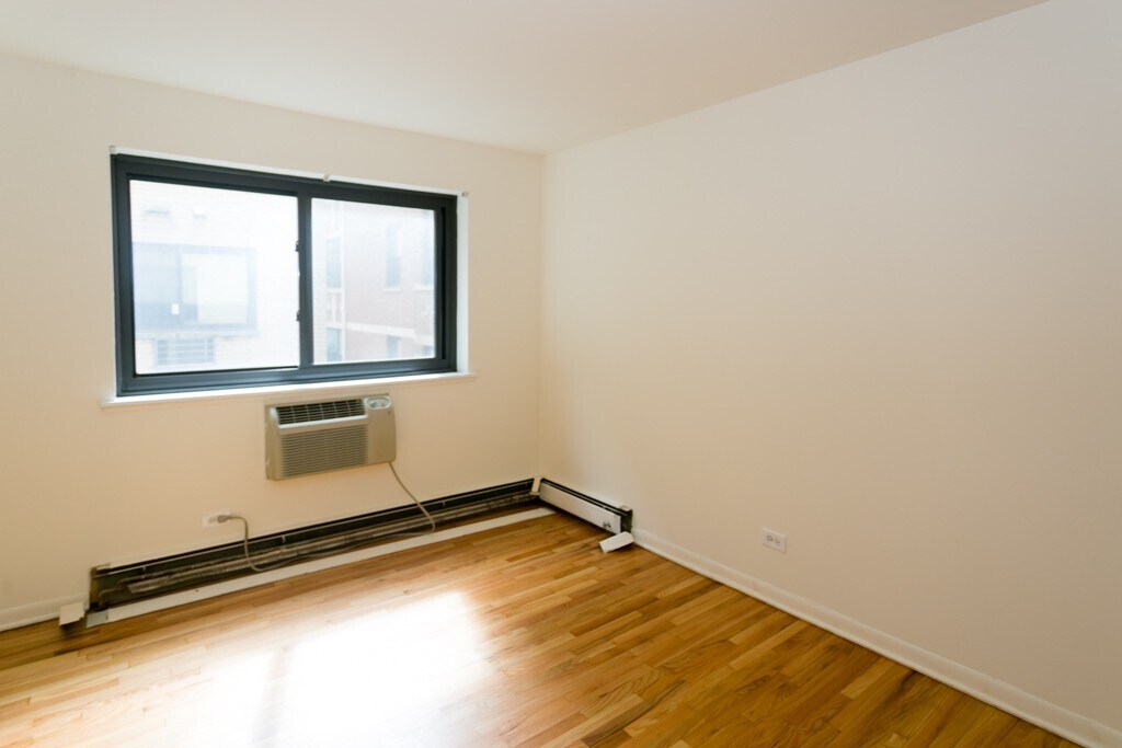 Building Photo - 540 W Roscoe St
