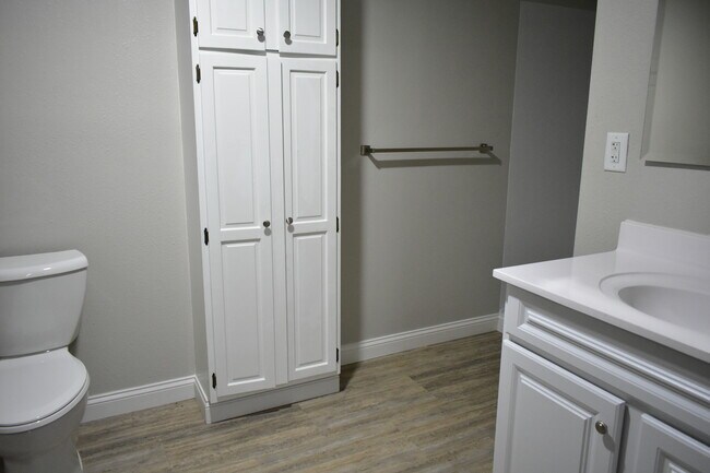 Building Photo - 1208 Oak St N