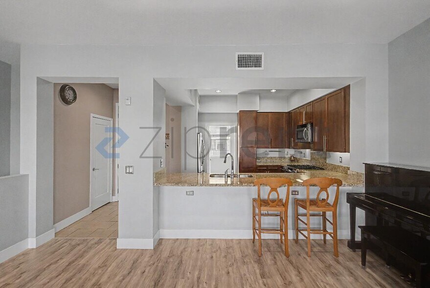 Building Photo - Unit 407