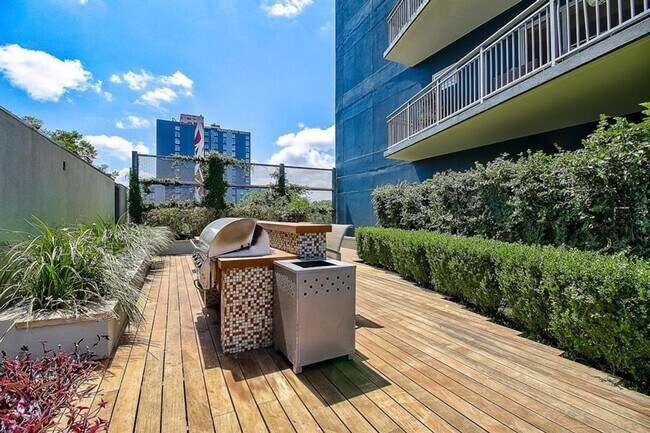 Pool Deck/BBQ - 603 Davis St