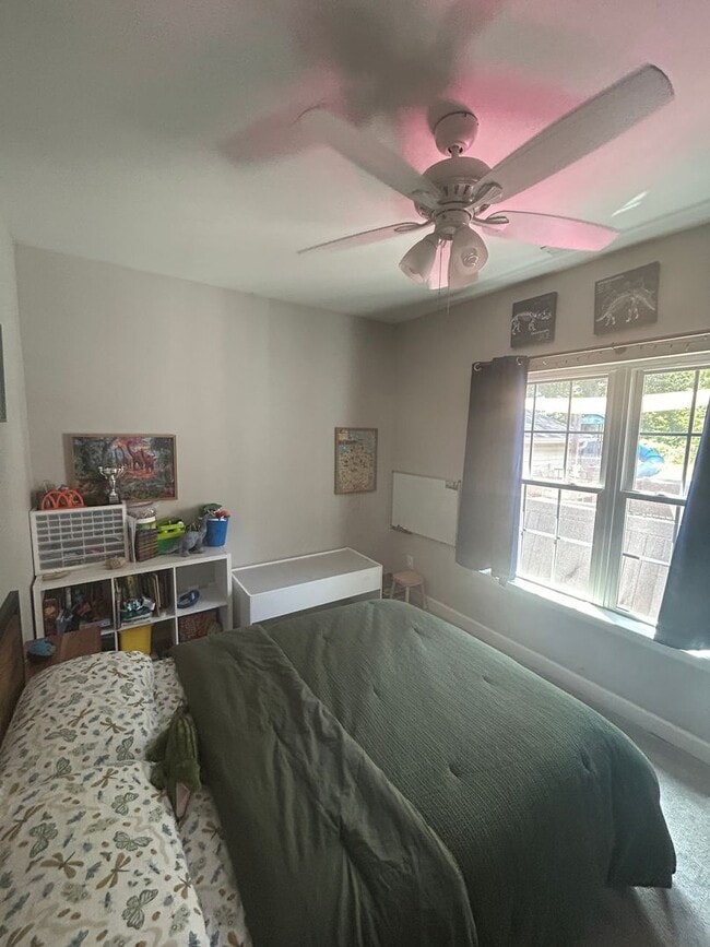 Building Photo - 4 BD/2 BA in Pine Meadows - 1/2 acre fence...