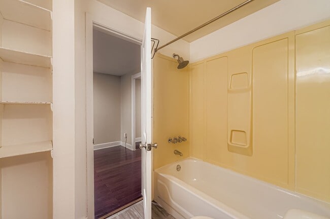 Building Photo - 1209 E 9th St