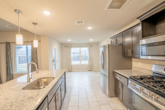 Building Photo - 4 bed/2 bath!