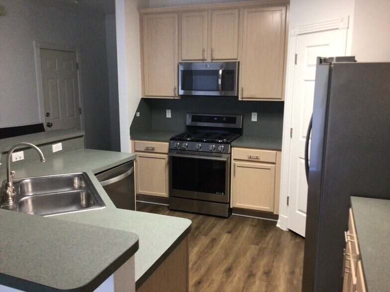 Brand new stainless appliances - 2913 Whisper Oaks Ln
