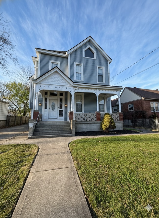 Building Photo - Newly Renovated 2-Bedroom with Soaring Ceilings & Bonus Reading Nook