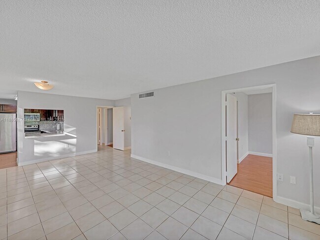 Building Photo - 9451 Evergreen Pl