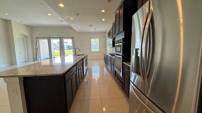 Building Photo - Beautiful 4B/3B with Bonus Office Space Fo...