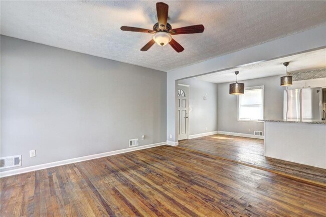 Building Photo - 667 Tara Cir SE