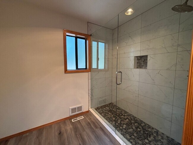 Building Photo - Stunning 3 Bed/ 2.5-Bath Home on the River...
