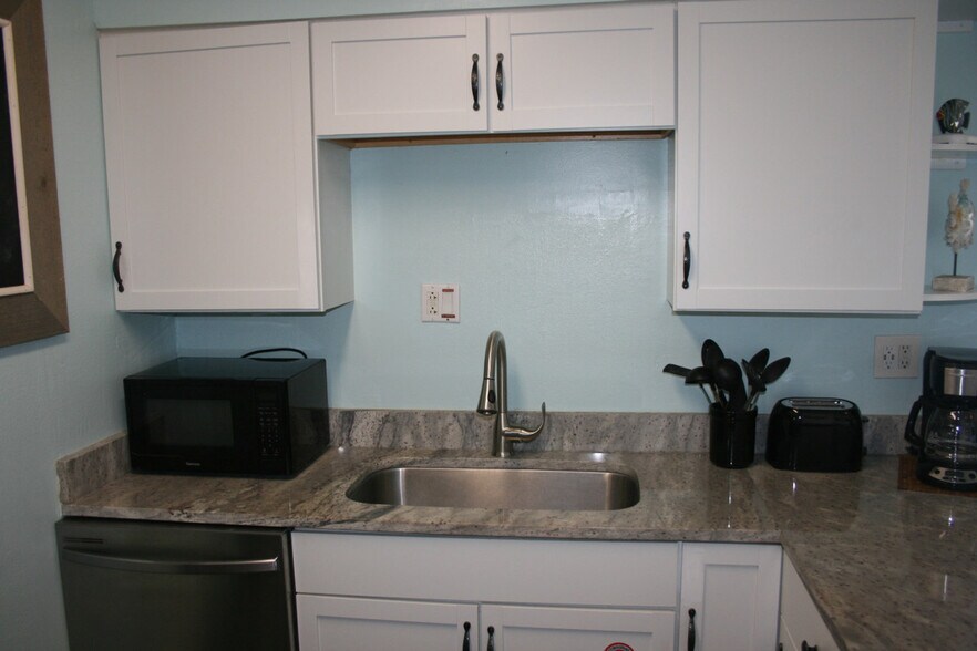 Building Photo - 4000 Gulf Terrace Dr
