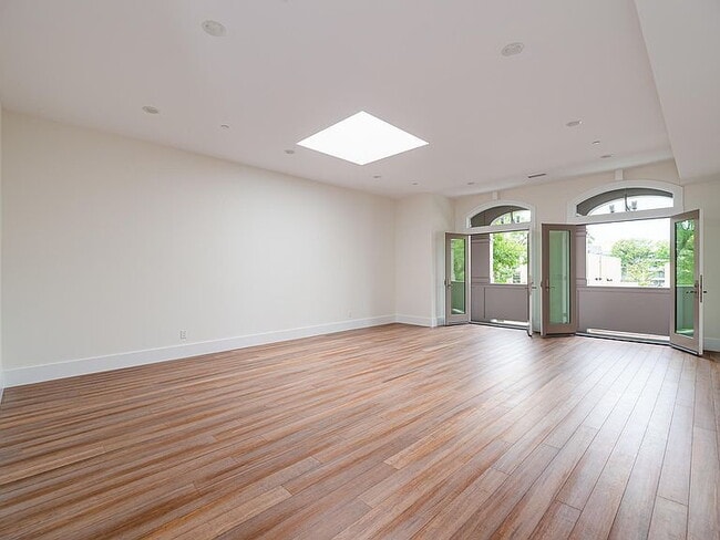 Building Photo - "Charming 2-Bed, 2-Bath Retreat in Prime Downtown Greenwich Location!"