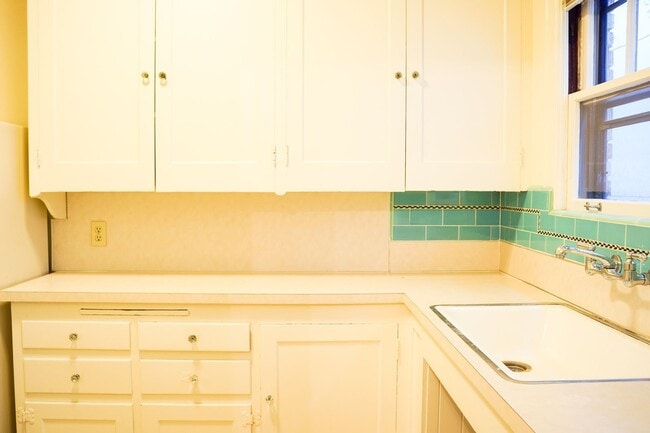 Building Photo - Stunning 2-Bed Townhouse in Goose Hollow B...