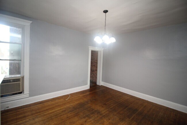 Building Photo - 2026/2027 JHU Off-campus Large 5bd/2.5ba home w/ Parking Spot! Available 6/9/26
