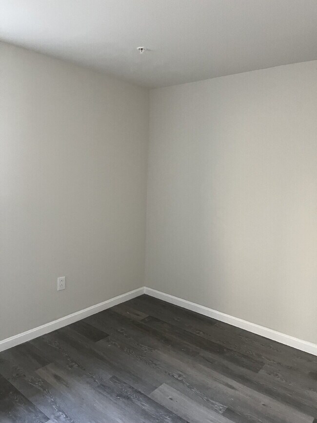 Building Photo - ALL UTILITIES INCLUDED!!