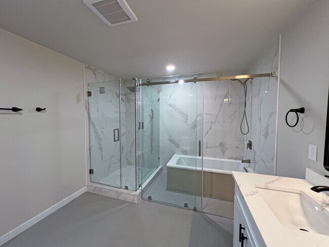 Building Photo - Freshly Remodeled 5BR Home in Prime Bellevue Enatai