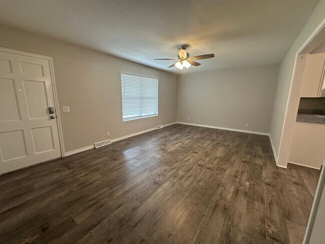 Building Photo - Welcome to this charming 3-bedroom, 2-bath...