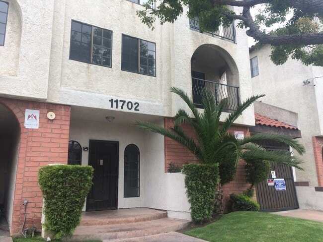 Interior Photo - 11702 York Avenue