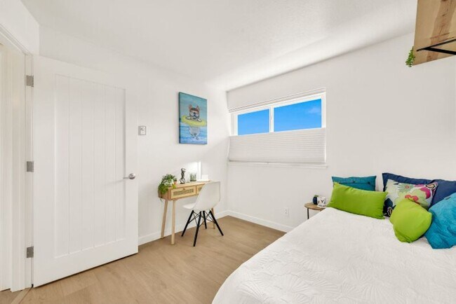 Building Photo - Darling Fully Furnished Condo Bathed in Natural Light