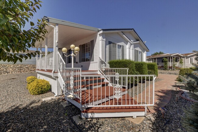 Building Photo - Beautiful 3 Bedroom in Vista Del Lago!