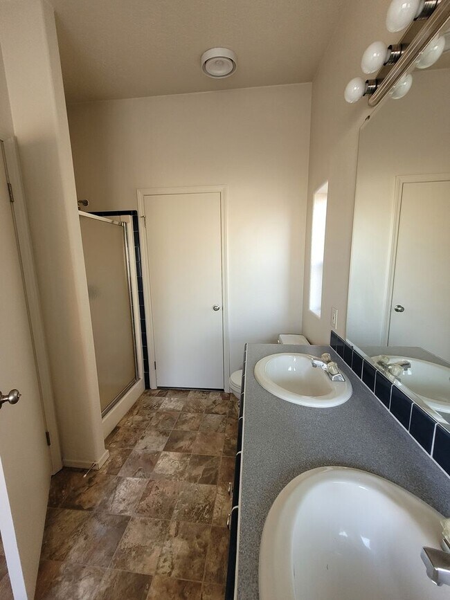 Building Photo - Pet Friendly 3 Bed : 2 Bath Home w/2 Car Garage & Access Ramp (Tangent)
