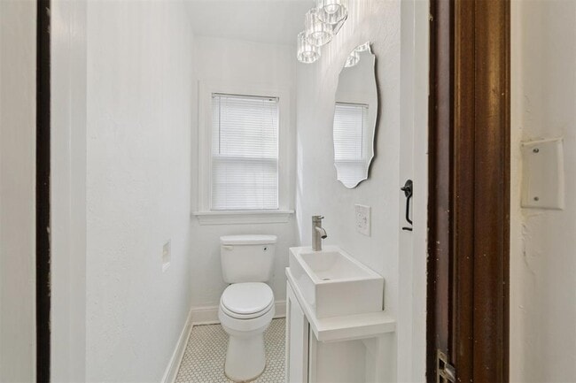 Building Photo - 1905 N Brauer Ave