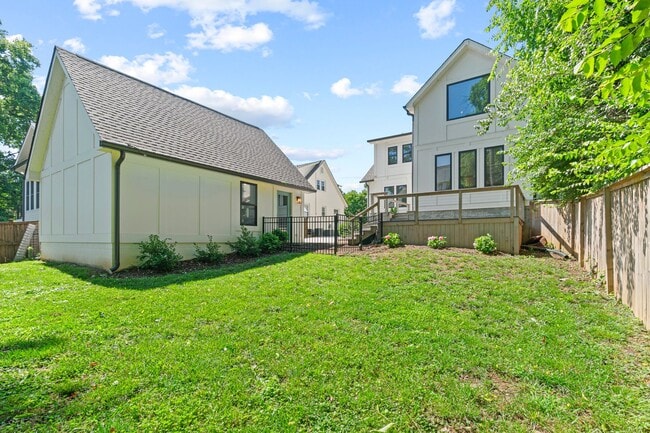 Building Photo - 2016 Sweetbriar Ave