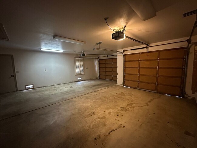 Building Photo - Entertainer delight rental home located in ''The Lakes'' subdivision coming soon!