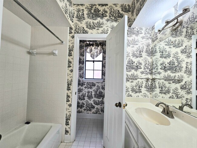 Building Photo - 20402 Sunny Shores Dr