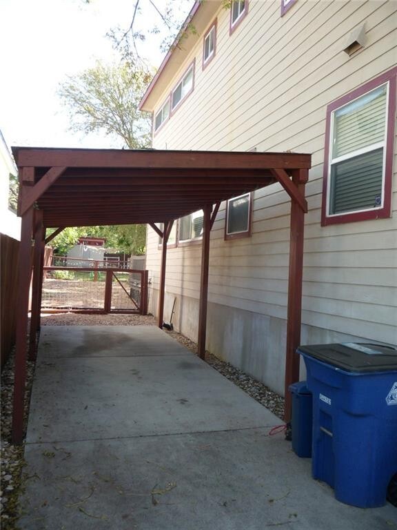 Building Photo - Awesome East Austin Townhouse