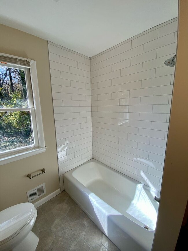 Building Photo - 908 Country Terrace