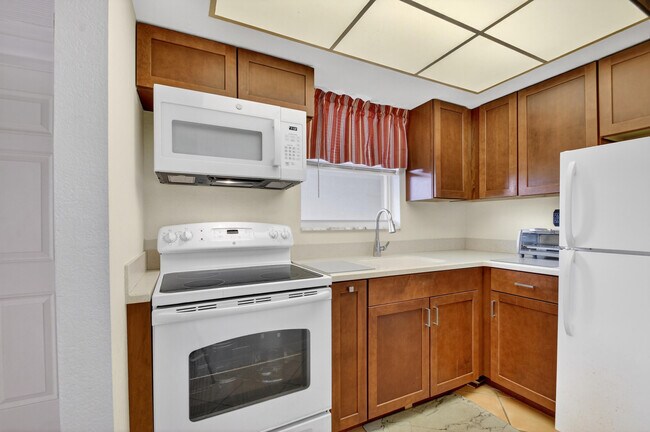 Building Photo - 1810 New Palm Way