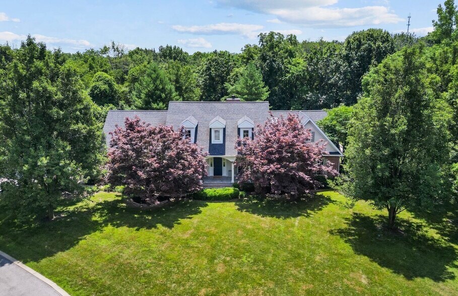 Building Photo - 233 Forest Ct