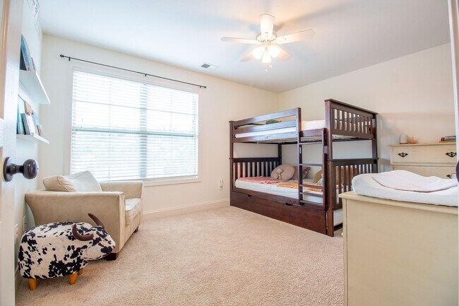 Building Photo - Beautiful 3 Bed/2.5 Bath Home with garage in Jonesborough