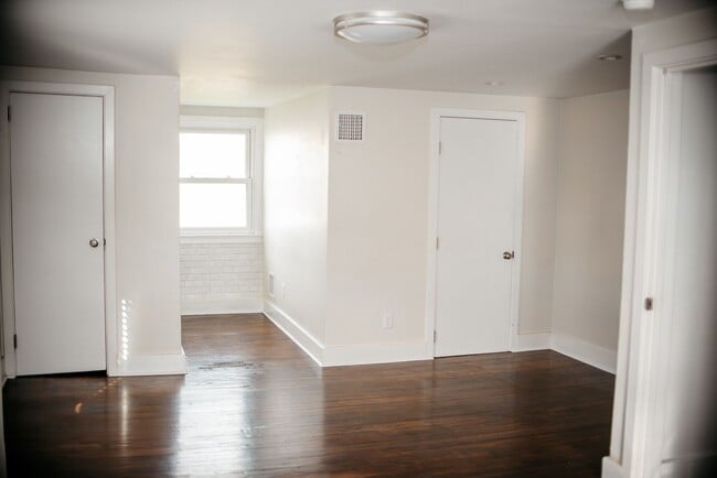 Building Photo - 870 E Main St