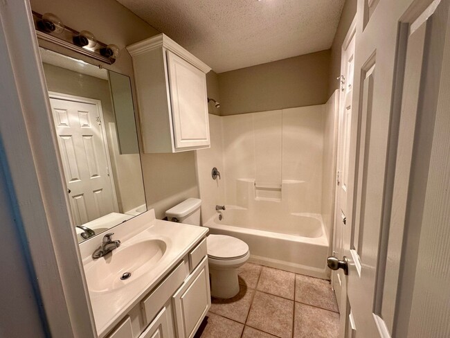 Building Photo - Duplex Available in North by Northwest!