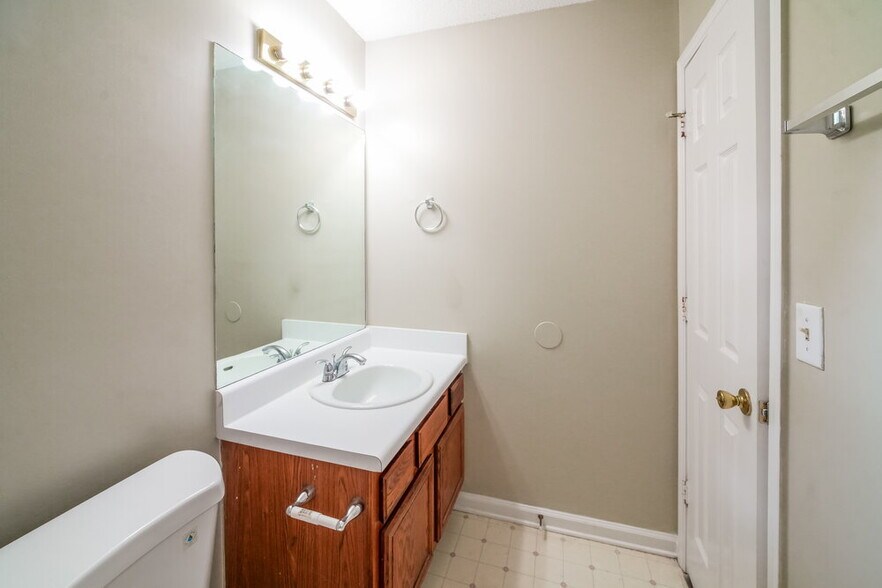Building Photo - 1214 Foxwood Dr