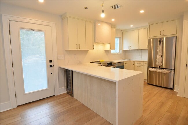 Building Photo - 137 Hillside Pl