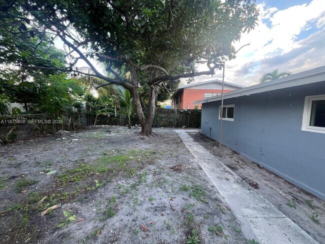 Building Photo - 1330 NE 203rd St