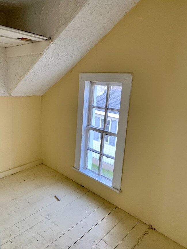 Building Photo - Charming 2 Bedroom with bonus room home in Historic Downtown Morehead City Walking District! Walk...