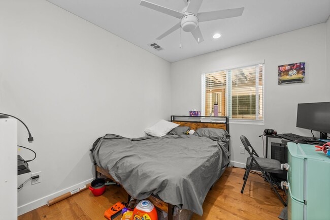 Building Photo - 5338 Hewlett Dr