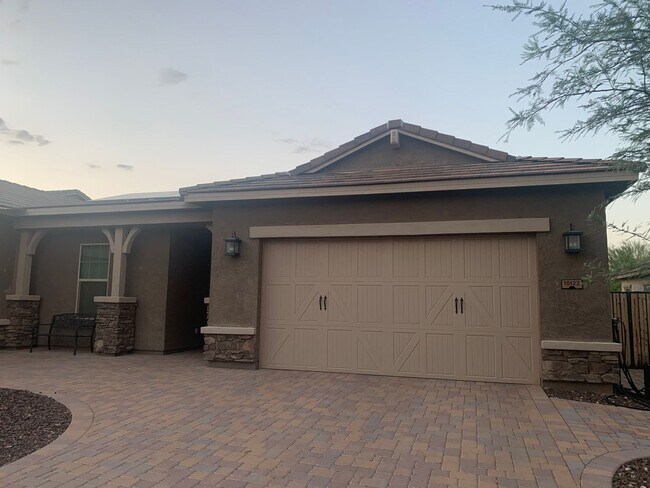 Building Photo - Gorgeous 5 Bed 3.5 Bath 3 Car garage home with private pool + SOLAR in gated community in Peoria