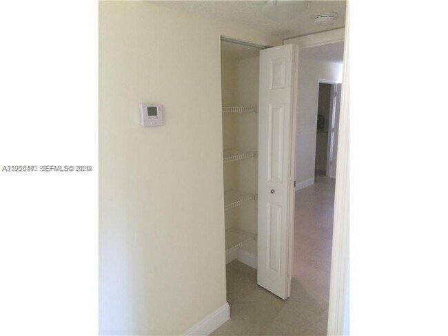 Building Photo - 650 S Park Rd