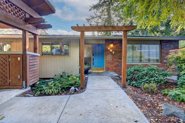 Building Photo - 5bd/2.75ba Shoreline House