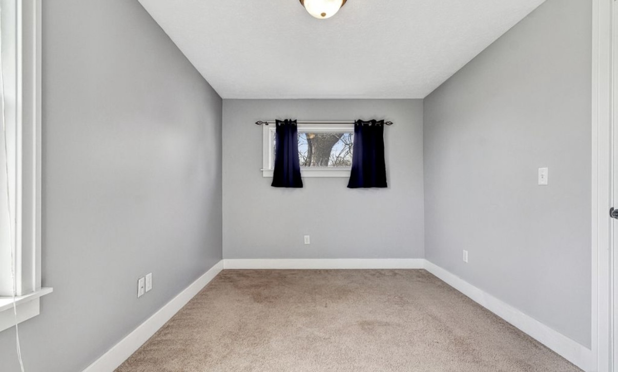 Building Photo - 904 Zeeland Ct NE