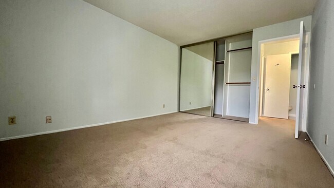 Building Photo - Well-maintained 2bd 1.5 ba  with plenty of...