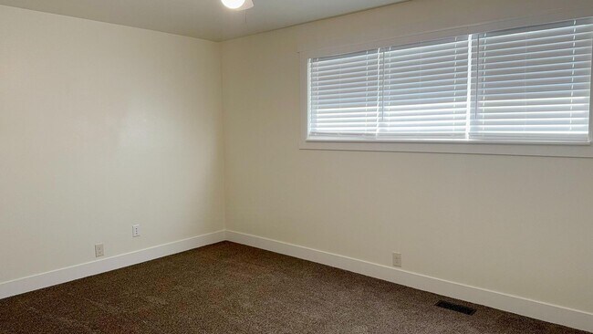 Building Photo - 362 E 1500 S
