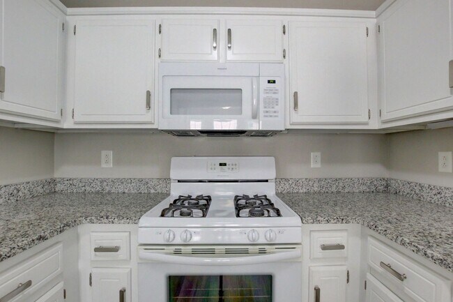 Building Photo - Updated 3bed 2 bath in St B with SEPARATE WORKSHOP around back.
