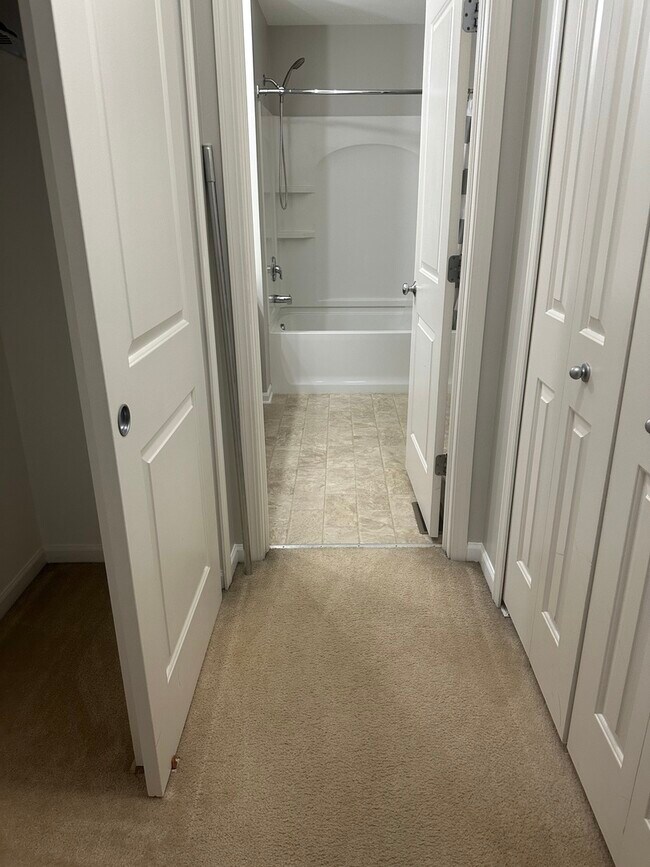 Building Photo - 482 Grosvenor Ln